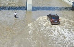 郑州前天的降雨浇出11处积水 各方积极行动 