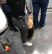 吓人 上海地铁一男子拎假人头：头像倒